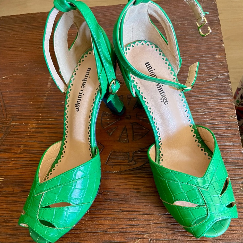 Unique Vintage Bright Green Ankle-Strap Peep Toe Heels, New, no box. - Picture 3 of 6